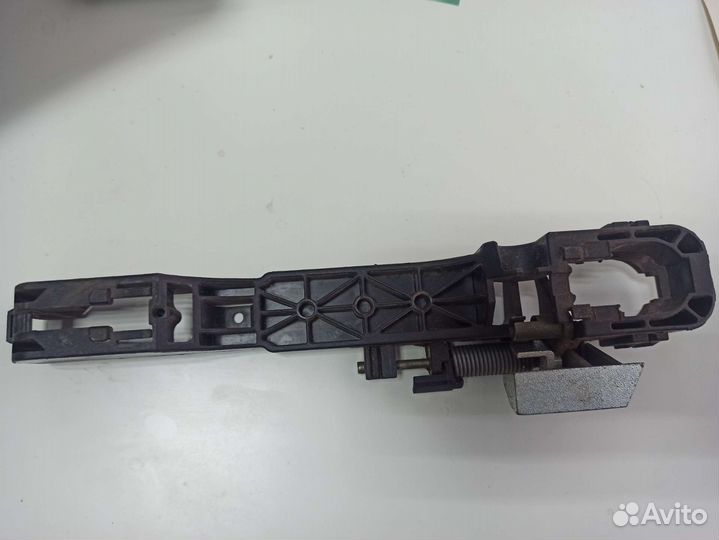 Кронштейн ручки двери правой задней Nissan Primera