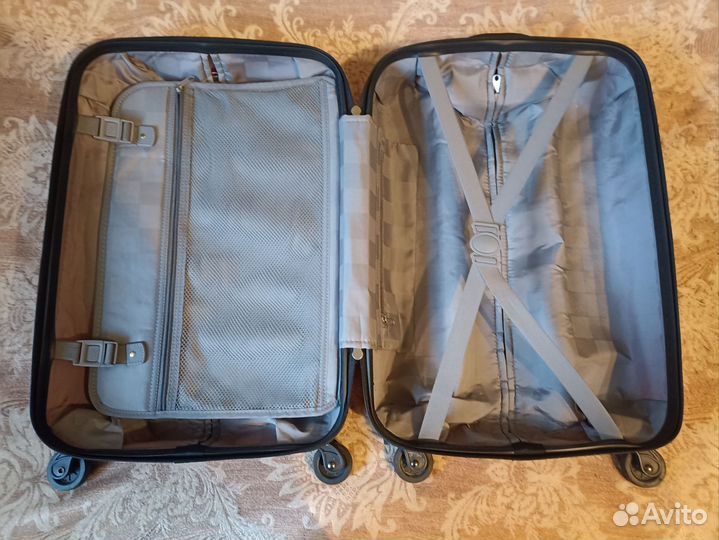 Чемодан на колесах размер s
