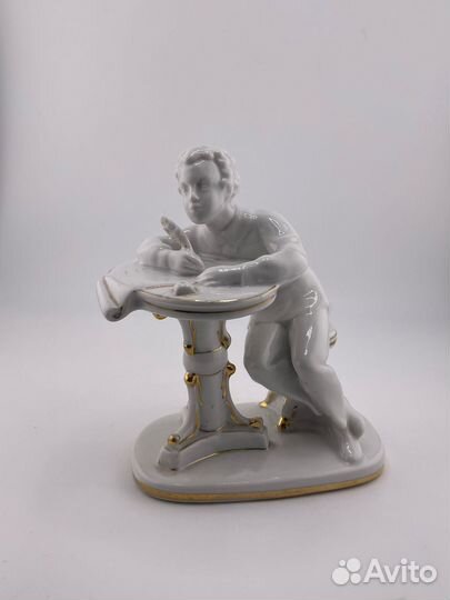 Статуэтка фарфоровая Юный Пушкин. лфз
