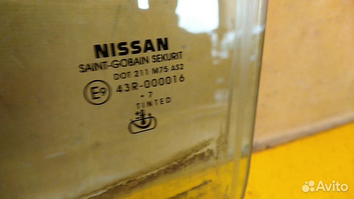 Стекло двери передней левой Navara (D40)