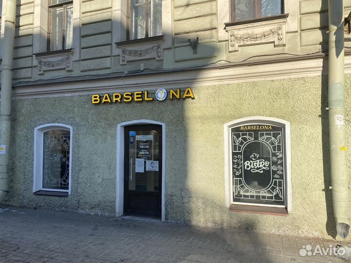 Мойщица посуды в кафе