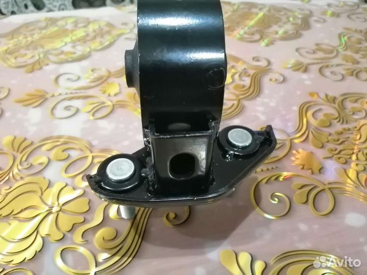Опора двигателя тойота левая