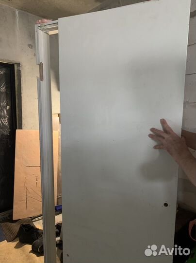 Дверь с коробкой крепкая