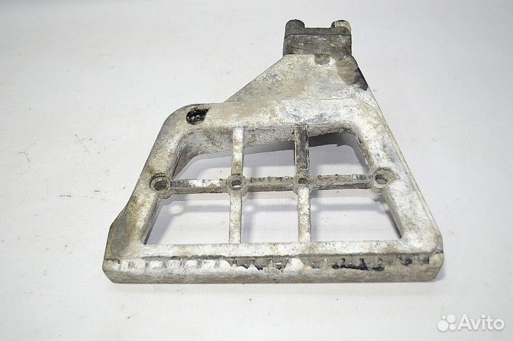 Кронштейн нижней подножки, правый DAF XF105 (01.05