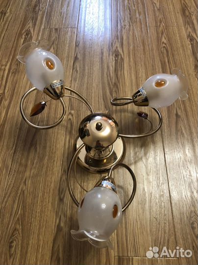 Потолочная люстра, светильник. 3 плафона