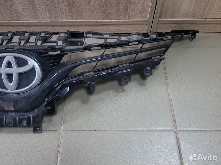 Решетка радиатора Toyota Camry V70