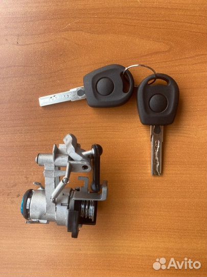 Личинка замка багажника Volkswagen Golf 4 2004