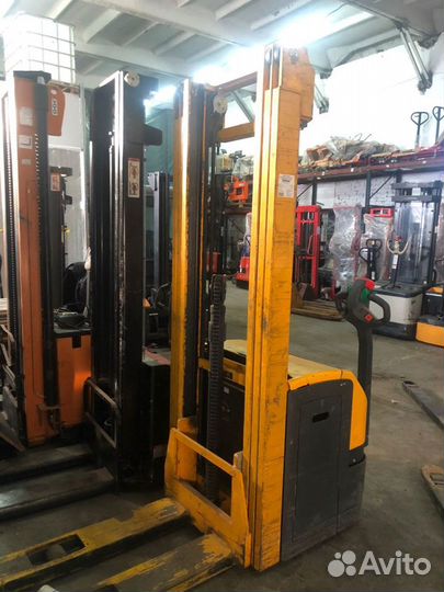 Самоходный штабелер jungheinrich германия