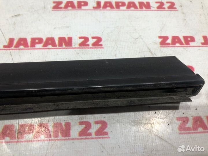 Молдинг на дверь задний правый Toyota Harrier