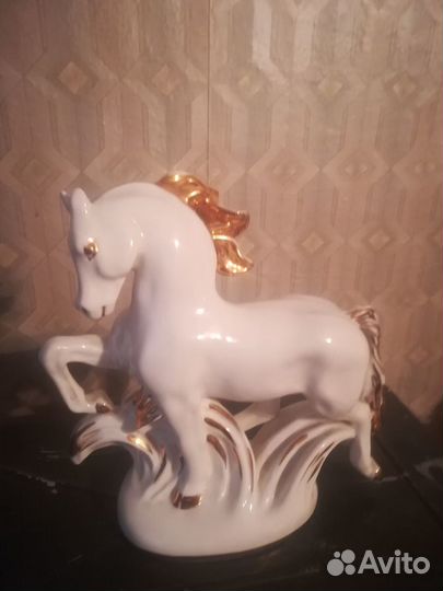 Статуэтка фарфор. Конь- огонь
