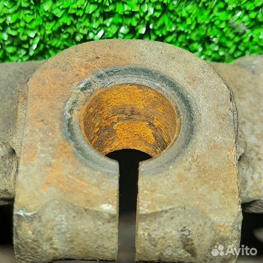 Поворотный кулак передний правый Ниссан Жук F15