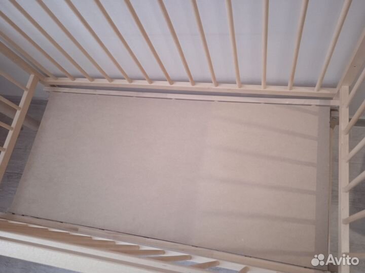 Кровать детская с маятником