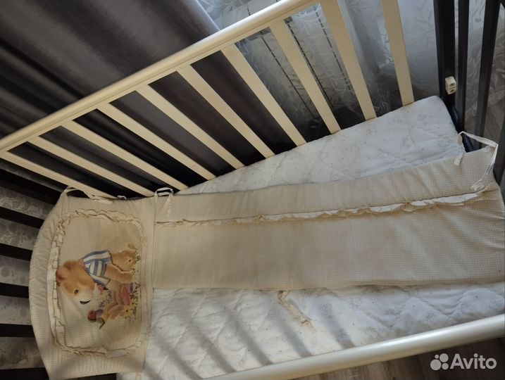 Кроватка детская с маятником