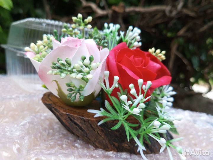 Букет цветов на спиле акации, подарок