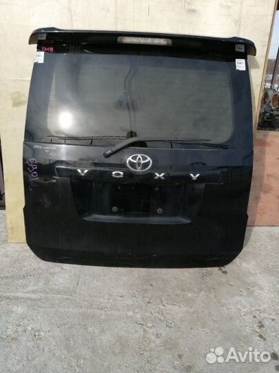 Дверь багажника Toyota Voxy ZRR70