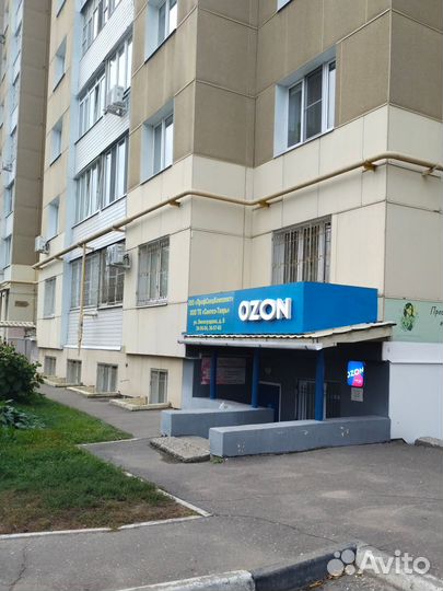 Сотрудник пункта выдачи Ozon