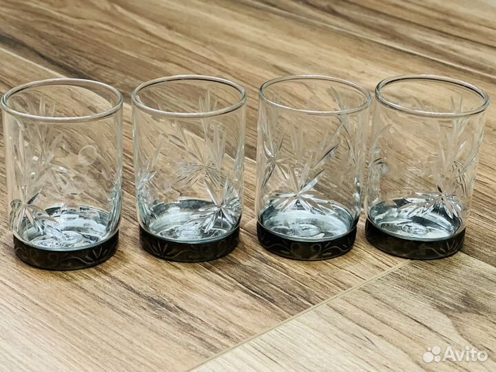 Хрустальные рюмки на мельхиоровой ножке