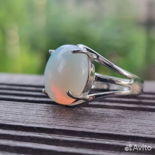 Кольцо с крупным камнем