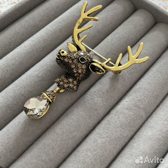 Брошь олень