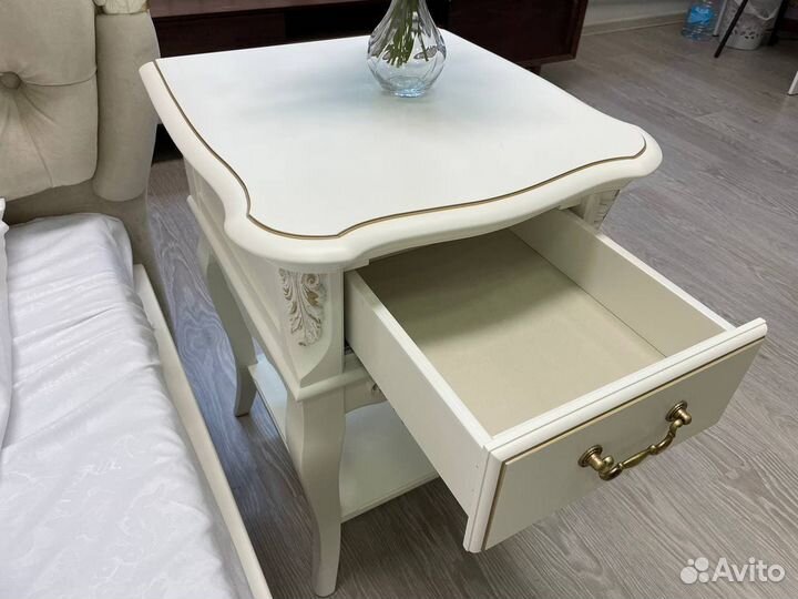 Тумба прикроватная из массива бука, эмаль Прованс