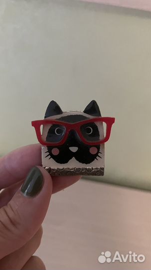 Кот кошка котейка в очках брошь