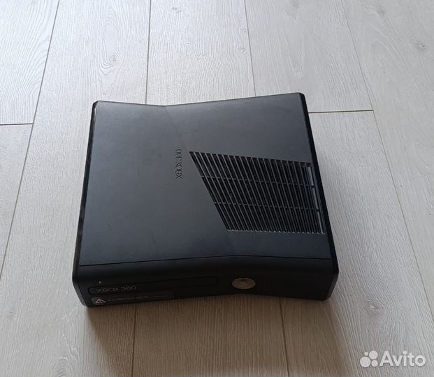 Xbox 360 S нерабочий (в описании)
