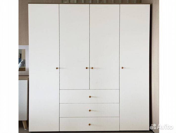 Шкаф распашной с выдвижными ящиками