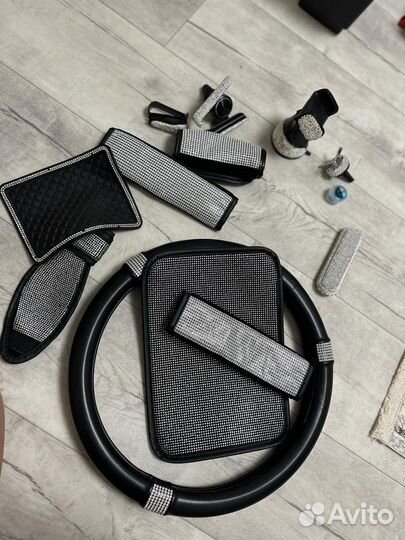 Автомобильные украшения со стразами