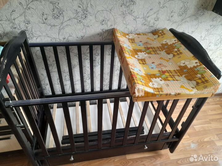 Детская кроватка с маятником и ящиком