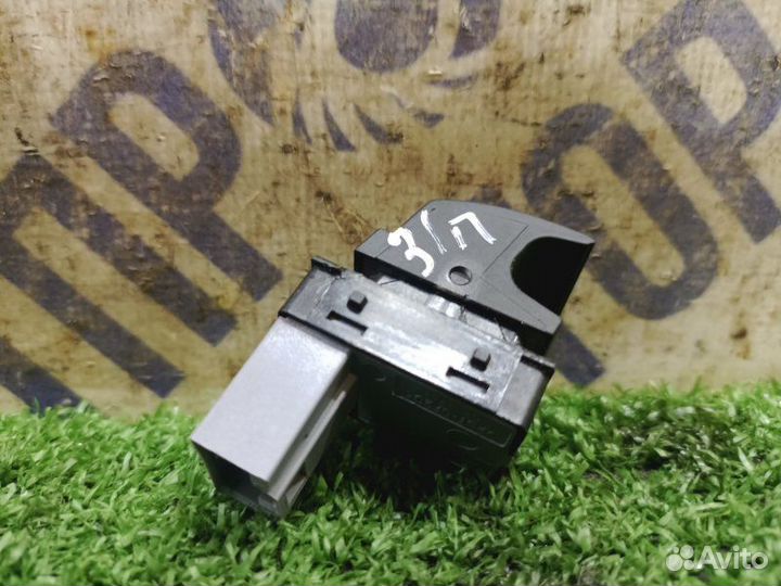 Кнопка стеклоподъемника задняя правая Volkswagen