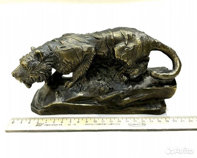 Статуэтка тигр на скале бронза