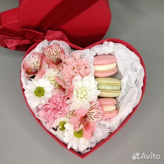 Композиции из цветов и сладостей в коробках сердце