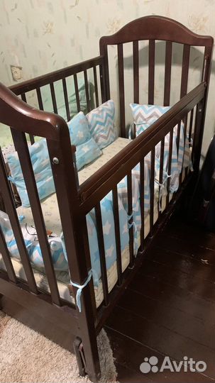 Детская кроватка с продольным маятником