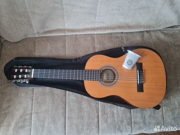 Классическая гитара Valencia 1/2 с чехлом