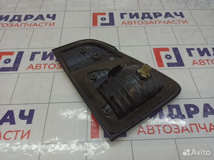Фонарь задний внутренний правый Toyota Land Cruiser (J100) 81580-60030