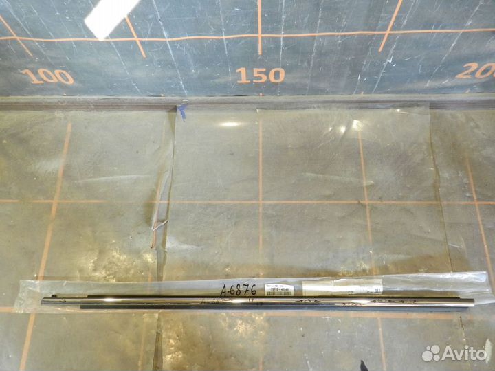 Накладка стекла переднего левого - Toyota RAV 4