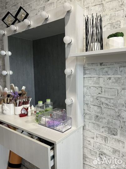 Туалетный столик с зеркалом и подсветкой