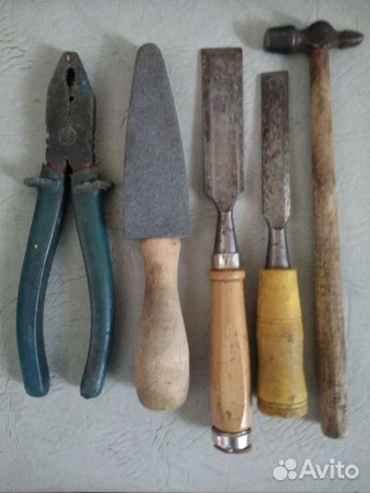Стамески, отвёртки, шило, наждак советских времён
