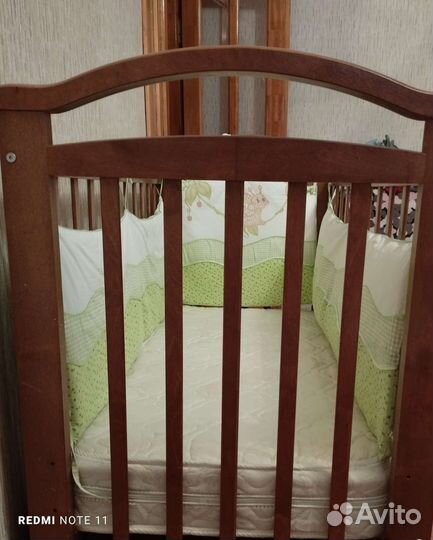 Детская кроватка с маятником