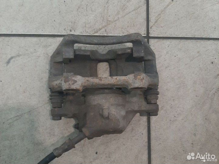 Тормозной суппорт передний правый Volkswagen Golf