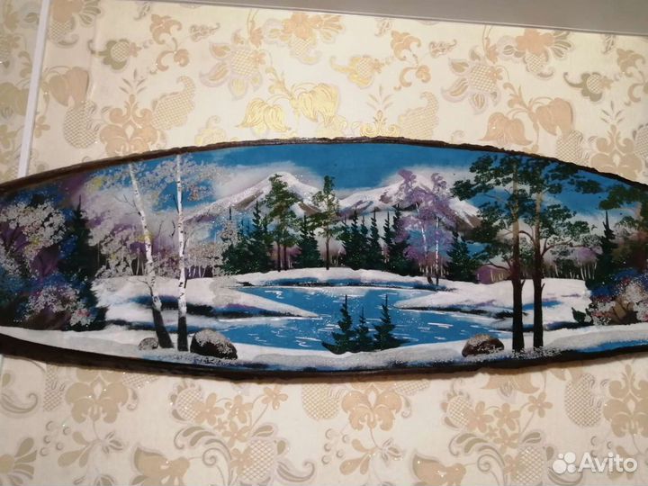 Картина из камня на срезе дерева