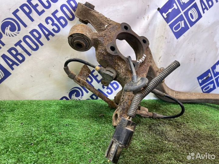 Кулак задний левый Mitsubishi Galant седан 2.0