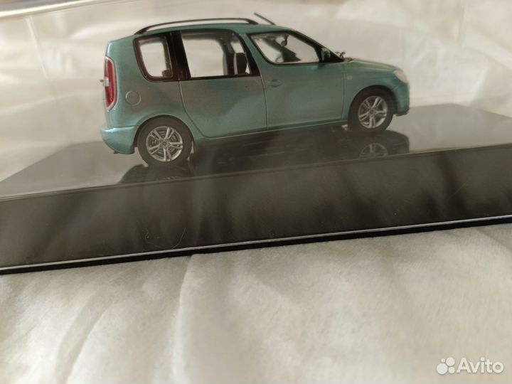 Skoda Roomster 2007 модель 1/43 от IXO