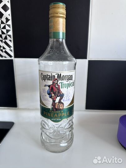 Бутылки виски Jim Beam ром Captain Morgan Tropical