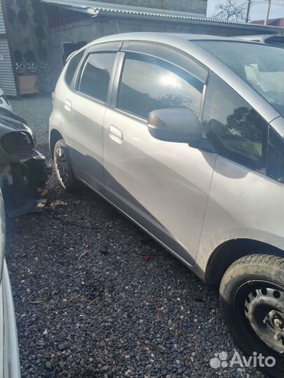 Запчасти на honda fit
