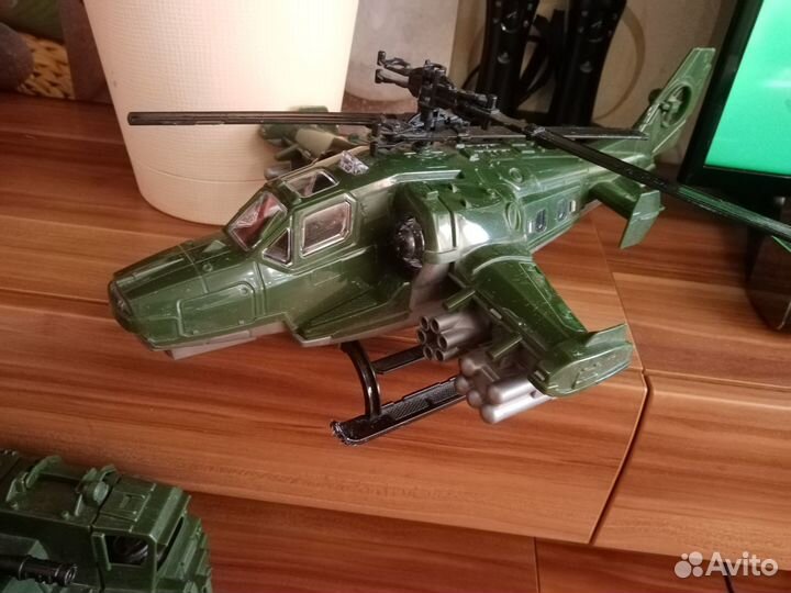 Танк, тягач, вертолёт военный