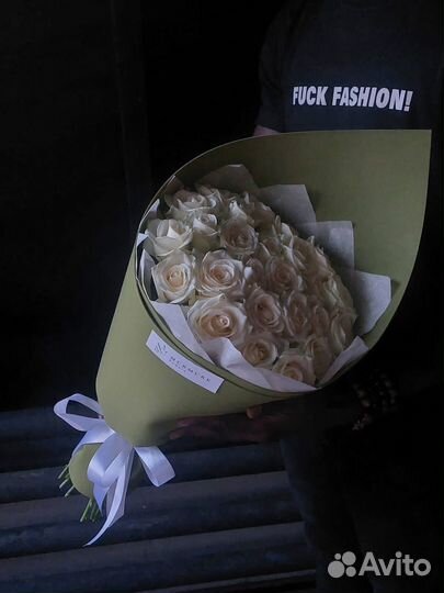 Букет 15 белых роз в картоне