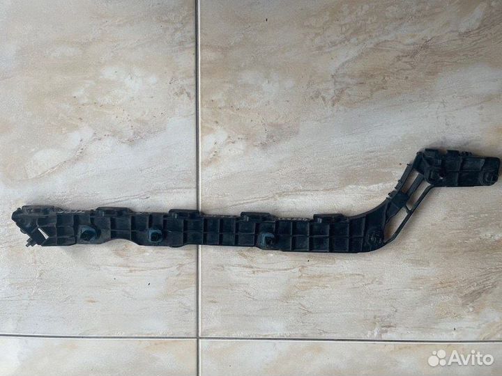 Кронштейн бампера задний правый Toyota Land Cruser