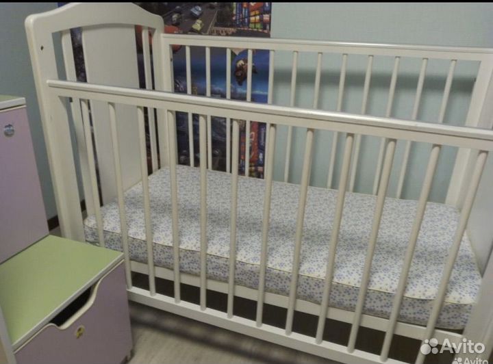 Детская кроватка с маятником