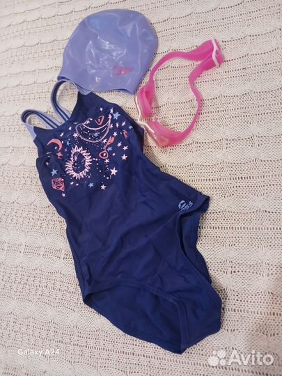 Купальник, очки и шапочка для бассейна